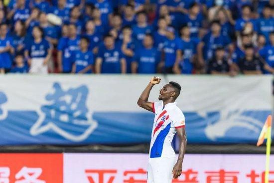 误杀摄影师的亚力克鲍德温被认定无罪 2022-04-28 《碟中谍6》新照 亚历克·鲍德温机场一脸严肃 2017-07-20 近日，《碟中谍6》的导演克里斯托弗·麦奎里在自己的社交网站上公布了一张影片的幕后照。