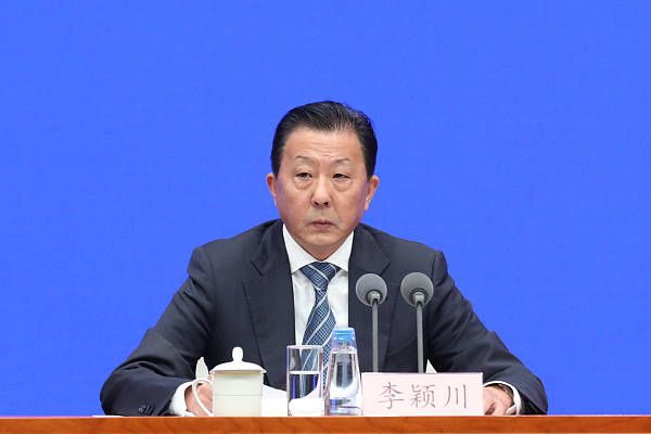 本期节目，让我们走进导演宁海强和影迷田心的电影故事。
